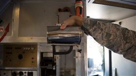 美國空軍使用的咖啡杯要價1280元美金，令人乍舌(圖/翻攝X)