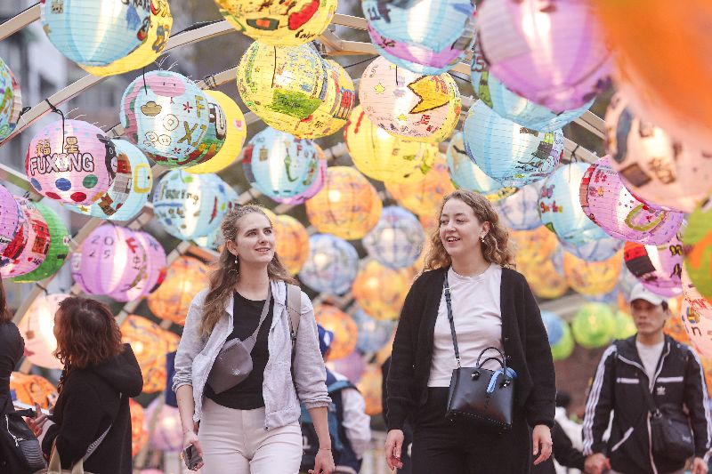 每年台北燈節活動，吸引許多觀光客逛燈會