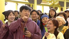 籃籃（左起）、胡瓜玩遊戲（圖／民視提供）