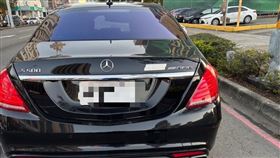 高雄某私校董事長涉掛假車牌  遭警送辦高雄市某私立學校林姓董事長15日開車行經鼓山區博愛二路與明誠三路口時，遭警方發現車輛前後均懸掛偽造假車牌，林男當場坦承是因車牌遺失，才購買假牌懸掛使用，訊後被依行使偽造特種文書罪嫌函送偵辦。（高雄市警察局鼓山分局提供）中央社記者張已(??兼)傳真  114年2月16日