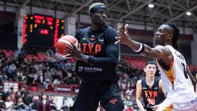 領航猿外籍生丁恩迪（左）與獵鷹外籍生蓋比（右）正面對決。（圖／PLG提供）