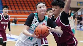 中信學院中鋒趙云楓（左）飆全場最高21分，另抓下18籃板。（圖／大專體總提供）