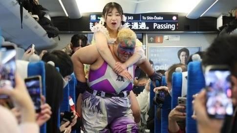 日本女子摔角首登新幹線　粉絲搶搭車超嗨
