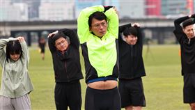 民眾黨一日北高行集訓  黃國昌熱身當選民眾黨第2屆黨主席的立委黃國昌（前中）16日上午出席民眾黨一日北高行集訓，集訓前與黨公職一同做熱身操。中央社記者翁睿坤攝  114年2月16日