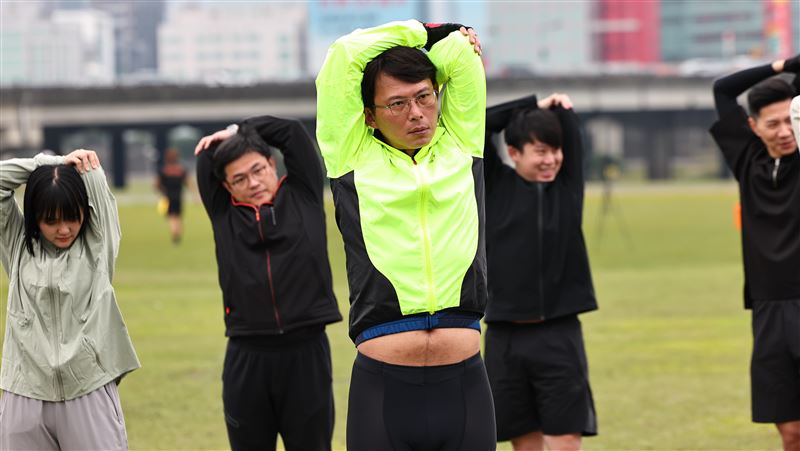 他諷黃國昌舔柯舔到發出嬌喘、像宮廷小丑