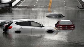圖為肯塔基州路易維爾市，汽車在地下道遭洪水淹沒。（圖／美聯社／達志影像）