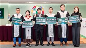 民進黨發言人韓瑩今（17）日偕同黃帝穎、陳又新、傅馨儀、房彥輝、許渝澤5位律師召開「挺公民、護民主」律師團成立記者會。（圖／民進黨提供)