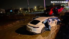 宜蘭縣冬山鄉驚傳車禍，白色保時捷衝進農田內。（圖／翻攝畫面）