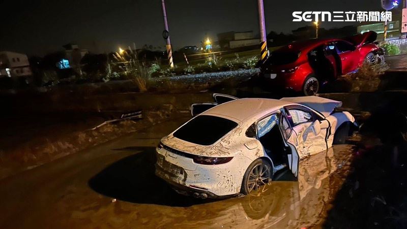 冬山2車猛撞8人送醫　保時捷衝農田泡淤泥