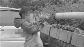 一名青少年將路邊護欄拔起，之後丟入路旁的排水溝。（圖／網友提供）