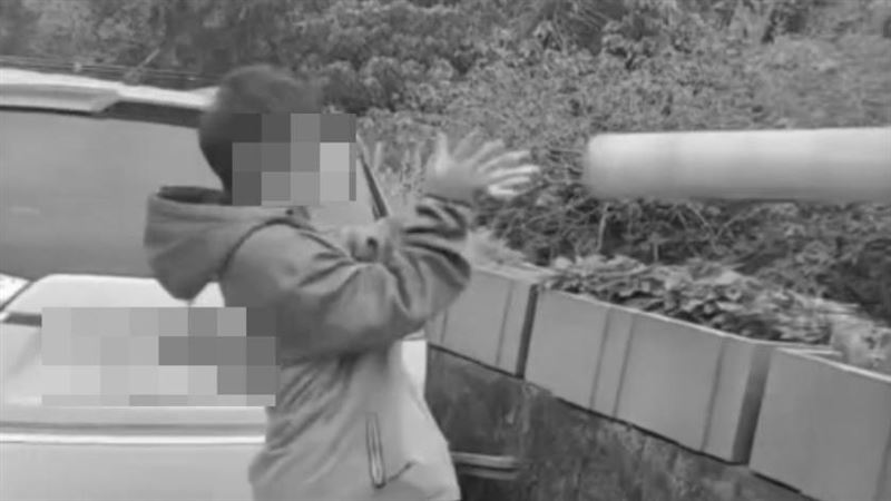 新北屁孩鬧事！亂拔路邊護欄丟水溝引眾怒