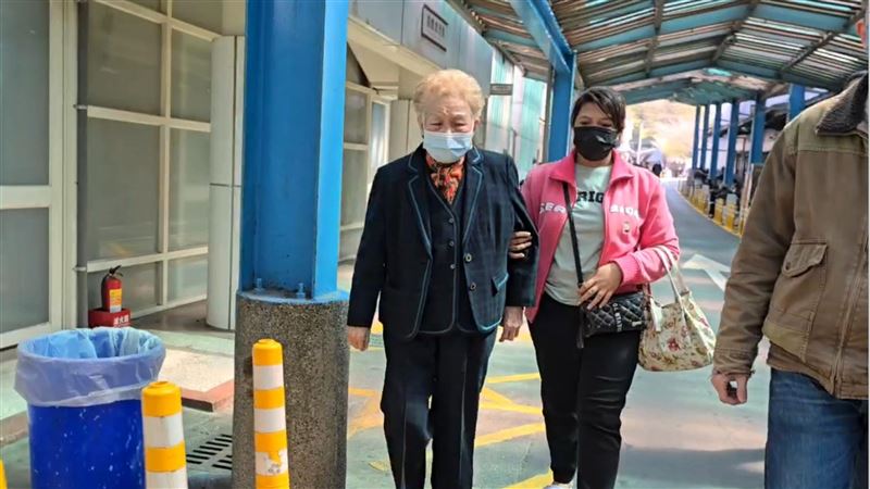 柯爸病逝柯媽眼睛哭腫　祝禱室念經8小時