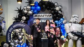 陶喆（左）跟老婆Penny在健身房幫兒子（中）慶生，以星際大戰為主題，全家都穿梅西球衣。（圖／翻攝Penny的IG）