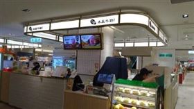 針對「日春木瓜牛奶」疑用發霉木瓜及逾期牛奶，北市衛生局17日 前往信義A8館現場針對人員衛生、食材處理及場所衛生等進行稽查。（圖／北市衛生局提供）