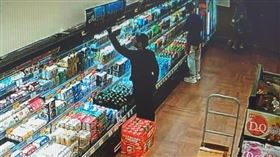 新北微禿男超市偷火鍋料（圖／翻攝畫面）