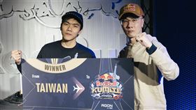 Oil King石油王與Red Bull Kumite台灣預選賽冠軍JGAME _ ZJZ合影。（圖／Red Bull提供）

賽8強選手打氣。（圖／Red Bull 提供）