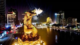高雄的蛇年主燈，引來在地老高雄的回憶殺。（圖／高雄市政府）