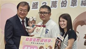 試管嬰兒補助滿3週年  喜迎2萬新生兒衛福部自110年7月1日起實施「擴大不孕症治療（試管嬰兒）補助方案」，截至113年7月31日止，成功迎來2萬多名試管嬰兒。衛福部長邱泰源（左）19日出席3週年記者會，與接受補助的夫妻合影並致贈禮券。中央社記者陳婕翎攝  113年8月19日