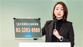 民進黨發言人韓瑩今（17）日偕同黃帝穎、陳又新、傅馨儀、房彥輝、許渝澤5位律師召開「挺公民、護民主」律師團成立記者會。（圖／民進黨提供)