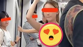 ▲女子穿著「泳裝般的上衣」搭地鐵引網熱議。（圖／翻攝自微博）