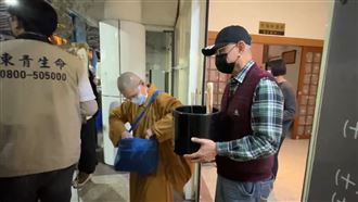 柯文哲不在　柯Ｐ弟捧牌位移靈