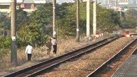 台鐵台中市龍井站北端，17日有3名男子闖入鐵軌遊蕩嬉戲。（圖／翻攝黑色豪門企業）