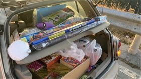 昨清晨有民眾在武嶺違規放煙火，警方在後車箱發現大量煙火。（圖／保七第九大隊提供）