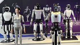 2024世界人工智慧大會（WAIC）十八金剛展區2024世界人工智慧大會（WAIC）展場陳列「十八金剛：眾創未來—人形機器人先鋒陣列」，18個來自不同廠商機器人現場演示揮手、作揖等動作。上海清寶引擎機器人有限公司推出仿真人臉外型機器人「清寶」（前排左一）。中央社記者李雅雯上海攝 113年7月5日