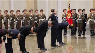 紀念金正日冥誕　金正恩罕見謁陵