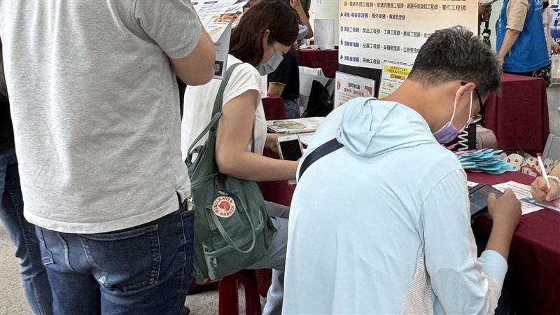 為減輕非自願離職失業勞工的家庭負擔，勞動部辦理 114 學年度第 2 學期「失業勞工子女就學補助」，自 115 年 2 月 3 日起開始受理申請，截止日期為 3 月 22 日。有鑑於物價調漲及減輕大專生家庭負擔，勞動部自 114 學年度起提高補助標準。公立大專校院子女每名補助由 1 萬 3,600 元提高至 1 萬 5,000 元；私立大專校院則由 2 萬 4,000 元調升至 2 萬 6,000 元。（示意圖／翻攝自勞動部勞動力發展署）