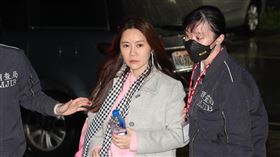 陳怡君涉詐助理費 移送士檢複訊（1）民進黨台北市議員陳怡君涉嫌以4名親友充作人頭助理，以詐領助理費約300萬多元，檢調12日約談陳怡君等7名被告，13日凌晨陳怡君（中）移送士檢複訊。中央社記者張新偉攝 114年2月13日
