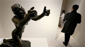 2017年在法國凱米爾克勞岱爾美術館展出的「懇求者」，專家認為這件銅雕呈現凱米爾跟羅丹分手後傷心欲絕的意象。(圖/法新社/達志)