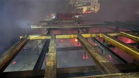 鶯歌區一處工地深夜發生火警，現場火光漫天，相當驚悚。（圖／消防局提供）