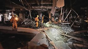 消防人員在氣爆樓層仔細搜索，確認是否還有人員受困。（台中市消防局提供）