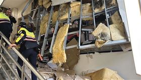 台中新光三越12樓美食街氣爆後，警方沿著樓梯逐層搜索。（台中市消防局提供）