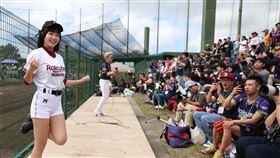 亞洲門戶交流賽  籃籃帶動應援氣氛中華職棒樂天桃猿隊赴日本石垣島展開2025亞洲門戶交流賽，專屬啦啦隊「樂天女孩」成員籃籃（前左）雖然改當球團YouTube頻道特派員拍攝影片，但還是被球迷拱上台，帶動應援氣氛。中央社記者張新偉石垣市攝  114年2月16日