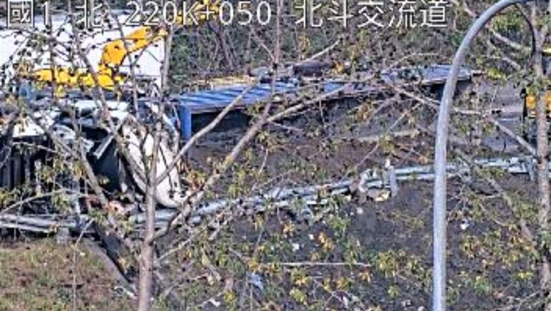 新／國道嚴重車禍！1聯結車撞破護欄翻車