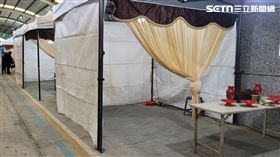 面對遺體一具具運進來，殯葬業者急搭帳篷充當「臨時靈堂」。（圖／翻攝畫面）