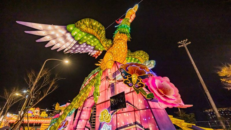 台灣燈會宗教燈區祈福求姻緣！