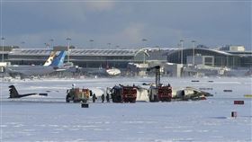 美國達美航空一架客機在加拿大多倫多皮爾遜機場準備著陸時失事翻覆，造成至少15人受傷。（圖／美聯社／達志影像）