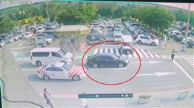 政論節目主持人錢怡君昨天在臉書發文，在中壢休息區停車準備離開時，坐在副駕駛座的她突然被警察攔下開罰單，她說，自己明明就是有繫安全帶，但當時可能車輪已經離開停車格。她還說，警察為何不去做一些更有用的事情，現在才知道為什麼有人對警察很感冒，對守法公民吹毛求疵。國道警方公佈監視器畫面，還原當時狀況，強調取締均符合規定。