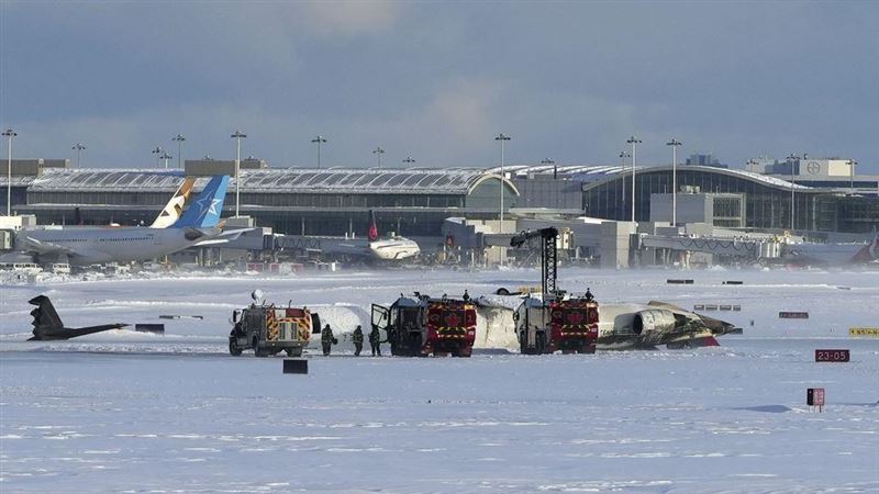 達美航空班機失事　「機腹朝天翻覆」18傷