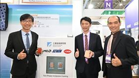 經濟部攜手工研院推動千瓦級冷卻技術，未來可望降低資料中心耗能50%，左起為經濟部產業技術司司長邱求慧、工研院電光系統所所長張世杰、工研院電光系統所組長王欽宏。
（圖／經濟部提供）