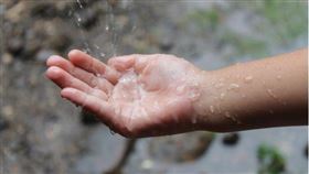 ▲雨水當日如果降雨象徵好預兆（圖／CANVA製作）