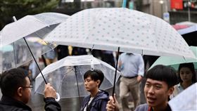 颱風外圍環流影響  北部防強降雨（2）中央氣象署表示，24日受東北季風及颱風外圍環流雙重影響，迎風面北部、東半部地區為多雲局部雨，整日濕涼，其中基隆北海岸、大台北、東半部地區及恆春半島雨勢較大，且下雨時間長，局部可能有大雨或豪雨出現。圖為24日中午台北內湖科學園區上班族撐傘外出用餐。中央社記者王飛華攝  113年10月24日