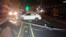 台中醉男「開車暴衝」撞斷路燈桿躺路中