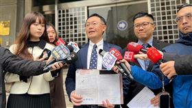 民進黨立委李坤城（18）日與民進黨「挺公民、護民主」房彥輝律師赴新北地檢署按鈴申告，告發罷免團體涉嫌偽造文書等罪。（圖／李坤城辦公室提供)