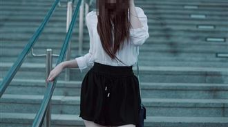 短裙辣妹「踩500元紙鈔」1舉動…慘罰6倍