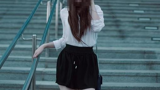 手摸女腿辯「當成外套」！六旬翁起訴