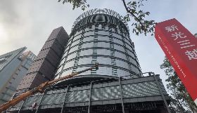 台中新光三越拆除外牆懸掛物（1）